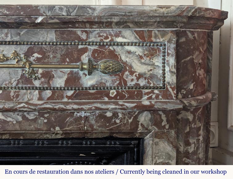 Cheminée de style Louis XVI à coins arrondi ornée de bronze Cheminée de style Louis XVI à coins arrondi ornée de bronze-7