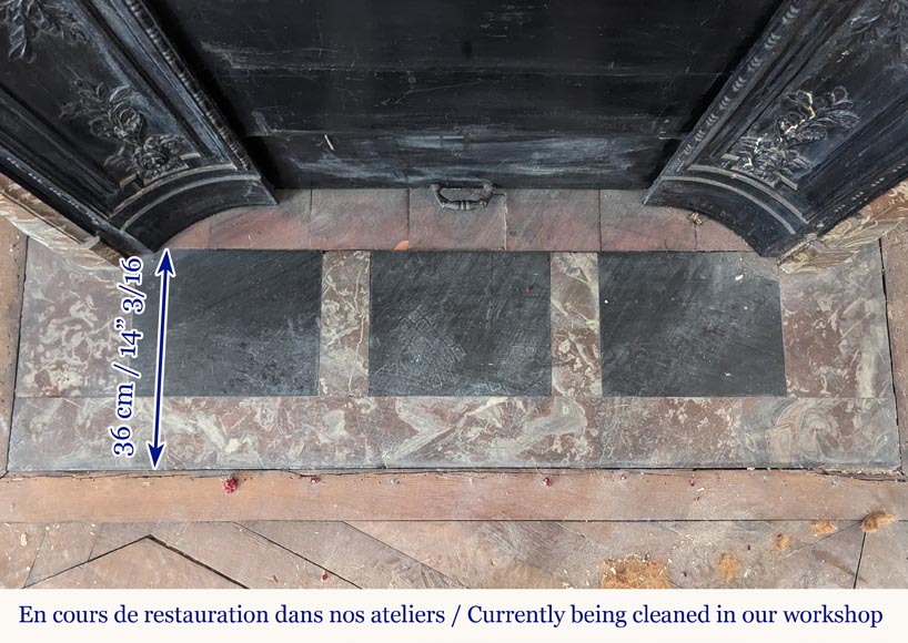 Cheminée de style Louis XVI à coins arrondi ornée de bronze Cheminée de style Louis XVI à coins arrondi ornée de bronze-9