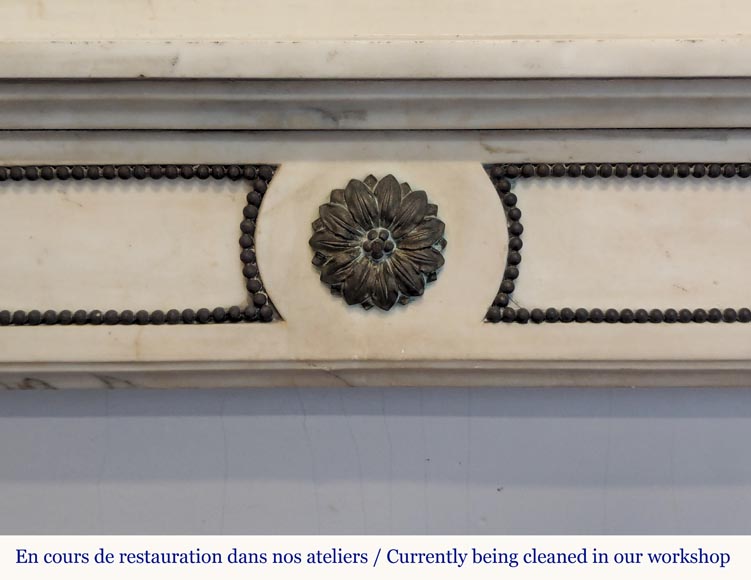 Cheminée de style Louis XVI à coins arrondis en marbre statuaire décorée de bronze Cheminée de style Louis XVI à coins arrondis en marbre statuaire décorée de bronze-1