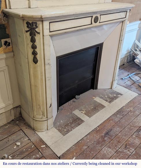 Cheminée de style Louis XVI à coins arrondis en marbre statuaire décorée de bronze Cheminée de style Louis XVI à coins arrondis en marbre statuaire décorée de bronze-2