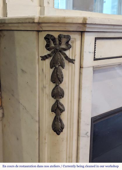 Cheminée de style Louis XVI à coins arrondis en marbre statuaire décorée de bronze Cheminée de style Louis XVI à coins arrondis en marbre statuaire décorée de bronze-3