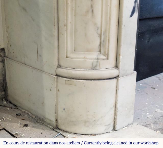 Cheminée de style Louis XVI à coins arrondis en marbre statuaire décorée de bronze Cheminée de style Louis XVI à coins arrondis en marbre statuaire décorée de bronze-4