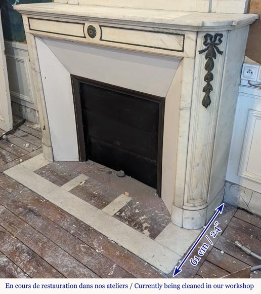 Cheminée de style Louis XVI à coins arrondis en marbre statuaire décorée de bronze Cheminée de style Louis XVI à coins arrondis en marbre statuaire décorée de bronze-5