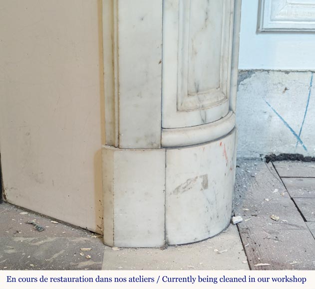 Cheminée de style Louis XVI à coins arrondis en marbre statuaire décorée de bronze Cheminée de style Louis XVI à coins arrondis en marbre statuaire décorée de bronze-7