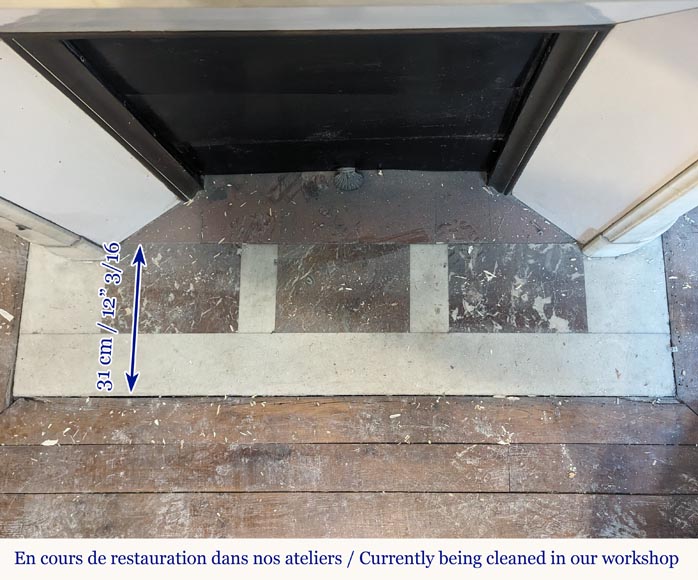 Cheminée de style Louis XVI à coins arrondis en marbre statuaire décorée de bronze Cheminée de style Louis XVI à coins arrondis en marbre statuaire décorée de bronze-8