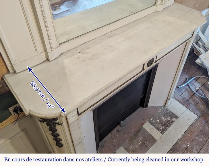 Cheminée de style Louis XVI à coins arrondis en marbre statuaire décorée de bronze Cheminée de style Louis XVI à coins arrondis en marbre statuaire décorée de bronze-9