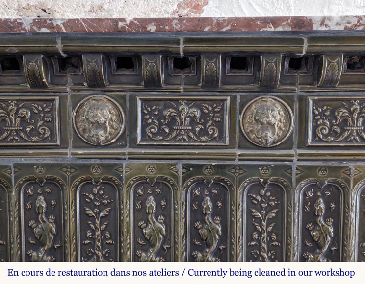 Grand poêle de style Napoléon III en faïence verte décoré de salamandres Grand poêle de style Napoléon III en faïence verte décoré de salamandres-1