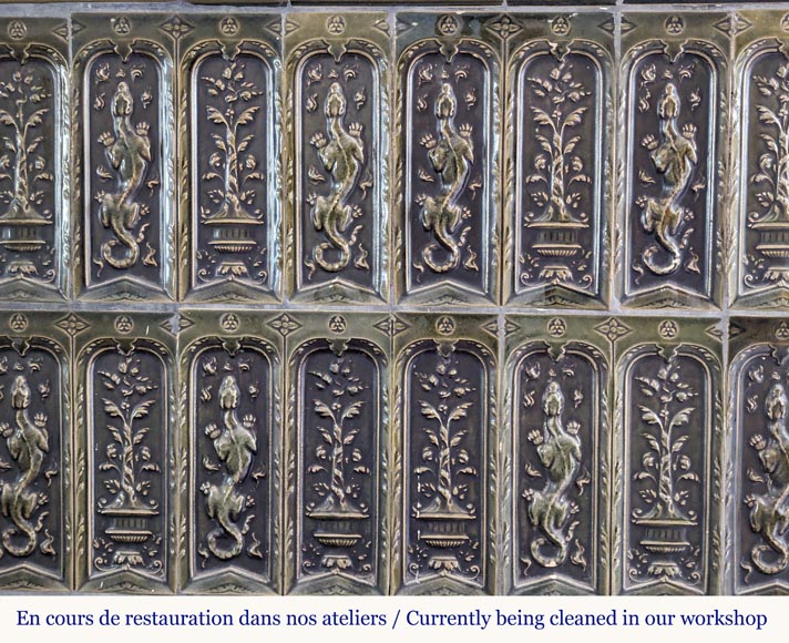 Grand poêle de style Napoléon III en faïence verte décoré de salamandres Grand poêle de style Napoléon III en faïence verte décoré de salamandres-2