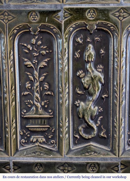 Grand poêle de style Napoléon III en faïence verte décoré de salamandres Grand poêle de style Napoléon III en faïence verte décoré de salamandres-3