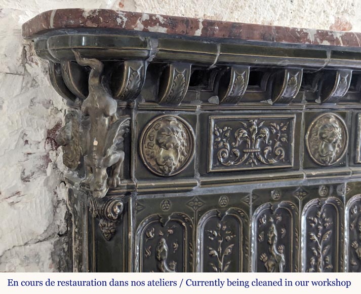 Grand poêle de style Napoléon III en faïence verte décoré de salamandres Grand poêle de style Napoléon III en faïence verte décoré de salamandres-5