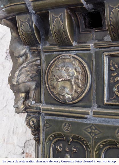 Grand poêle de style Napoléon III en faïence verte décoré de salamandres Grand poêle de style Napoléon III en faïence verte décoré de salamandres-6