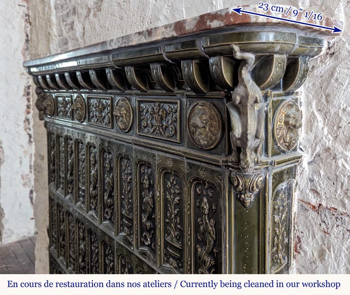 Grand poêle de style Napoléon III en faïence verte décoré de salamandres Grand poêle de style Napoléon III en faïence verte décoré de salamandres-9