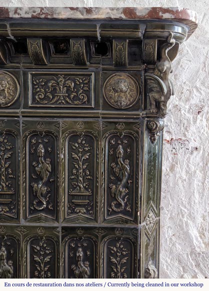 Grand poêle de style Napoléon III en faïence verte décoré de salamandres Grand poêle de style Napoléon III en faïence verte décoré de salamandres-10