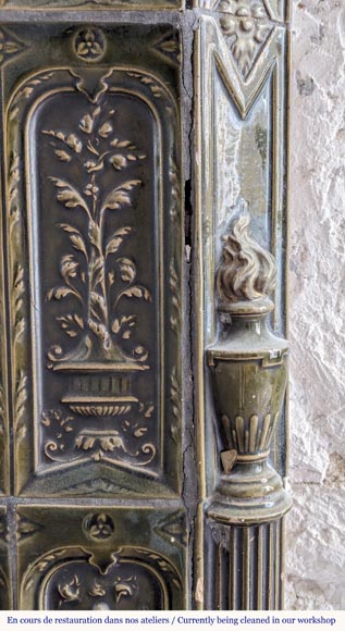 Grand poêle de style Napoléon III en faïence verte décoré de salamandres Grand poêle de style Napoléon III en faïence verte décoré de salamandres-11