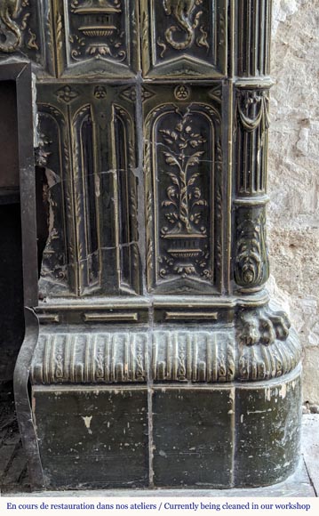 Grand poêle de style Napoléon III en faïence verte décoré de salamandres Grand poêle de style Napoléon III en faïence verte décoré de salamandres-12