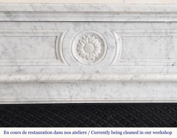 Cheminée de style Louis XVI en marbre de Carrare ornée d'un tournesol Cheminée de style Louis XVI en marbre de Carrare ornée d'un tournesol-1