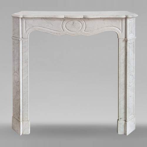 Cheminée de style Louis XV modèle Pompadour plate en marbre de Carrare