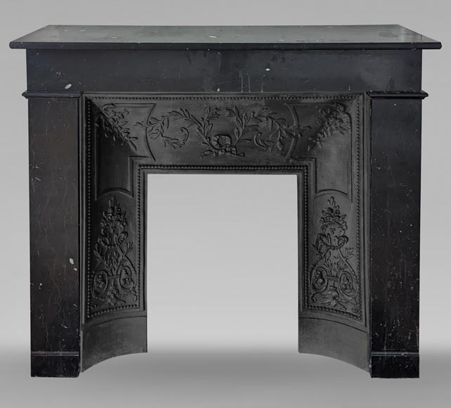 Cheminée de style Napoléon III de forme simple en marbre noir moucheté Cheminée de style Napoléon III de forme simple en marbre noir moucheté-0