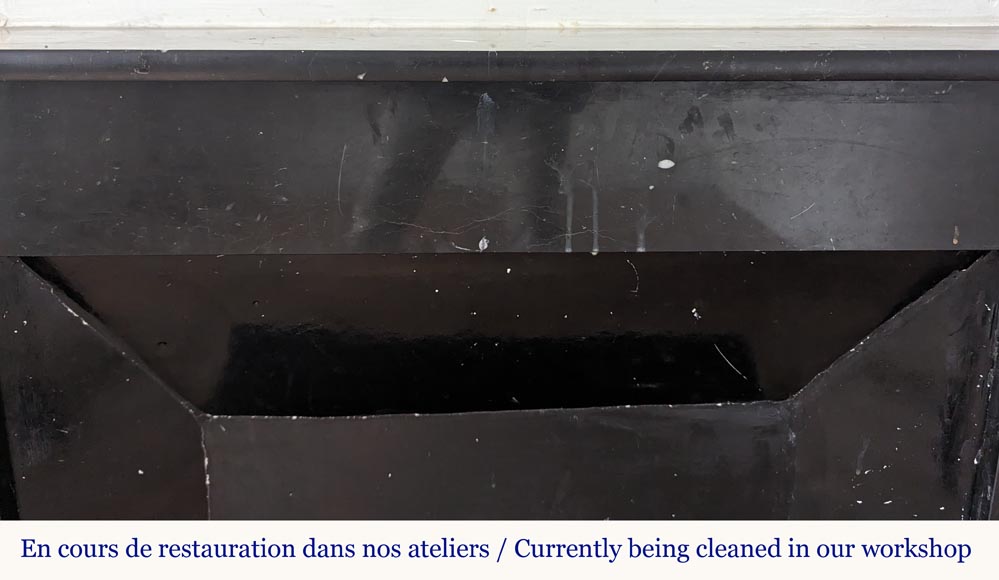 Cheminée de style Napoléon III de forme simple en marbre noir moucheté Cheminée de style Napoléon III de forme simple en marbre noir moucheté-1