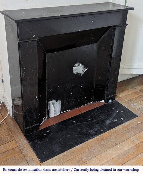 Cheminée de style Napoléon III de forme simple en marbre noir moucheté Cheminée de style Napoléon III de forme simple en marbre noir moucheté-2