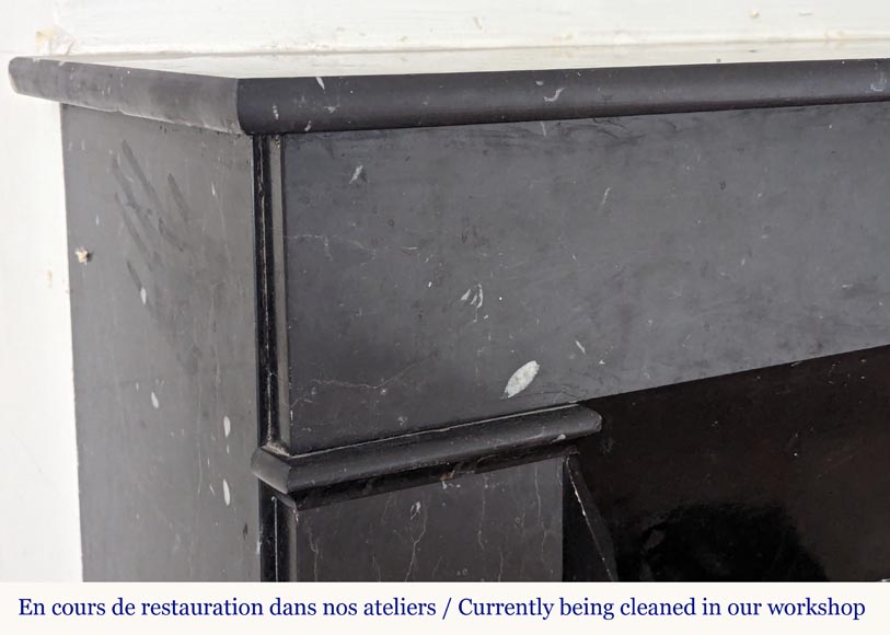 Cheminée de style Napoléon III de forme simple en marbre noir moucheté Cheminée de style Napoléon III de forme simple en marbre noir moucheté-3