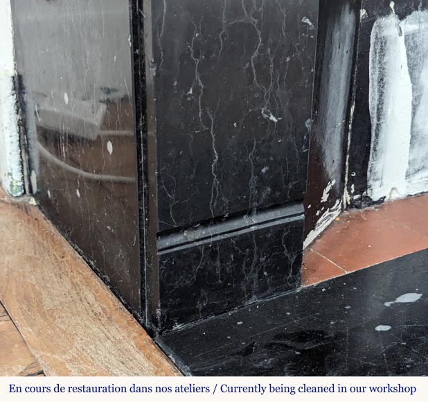 Cheminée de style Napoléon III de forme simple en marbre noir moucheté Cheminée de style Napoléon III de forme simple en marbre noir moucheté-4