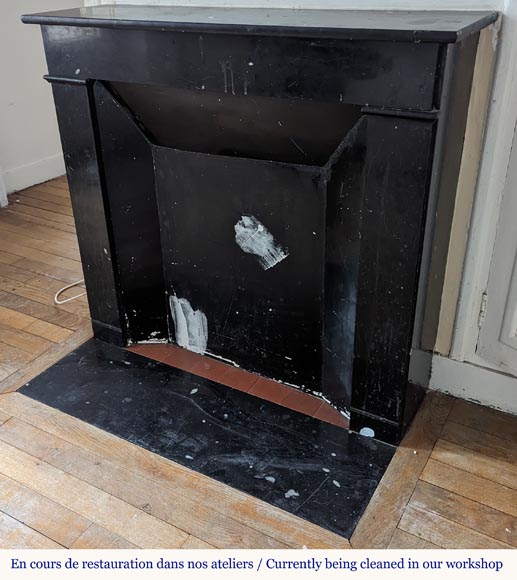Cheminée de style Napoléon III de forme simple en marbre noir moucheté Cheminée de style Napoléon III de forme simple en marbre noir moucheté-5
