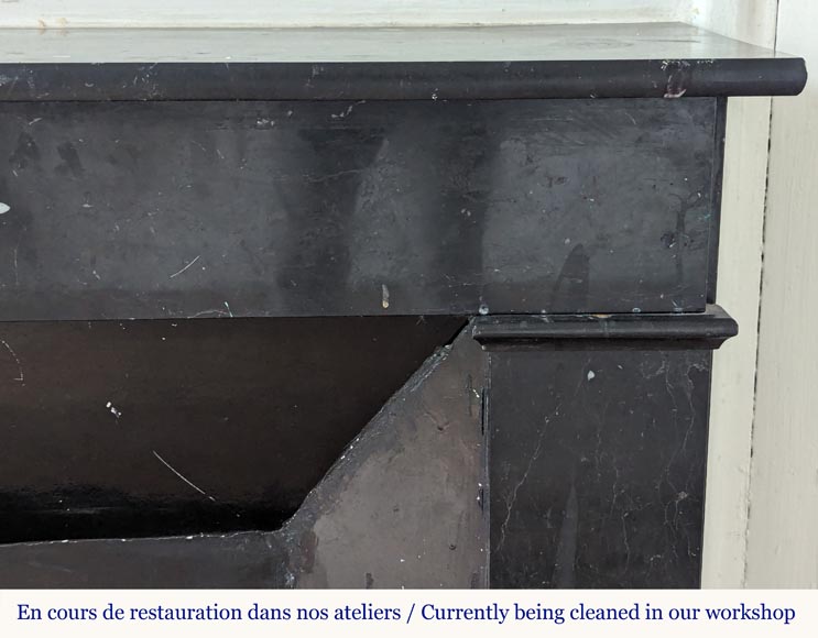 Cheminée de style Napoléon III de forme simple en marbre noir moucheté Cheminée de style Napoléon III de forme simple en marbre noir moucheté-6