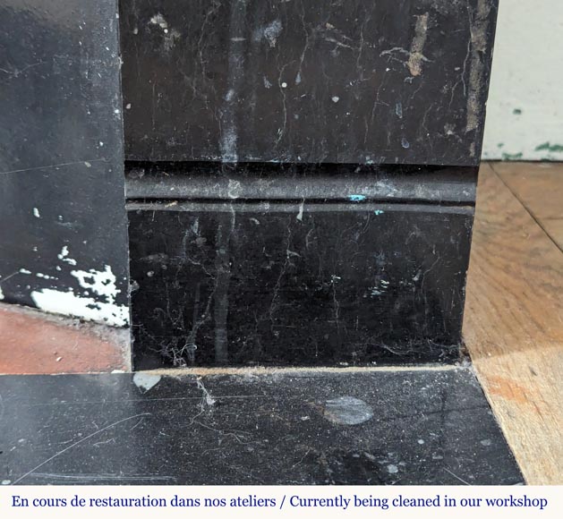 Cheminée de style Napoléon III de forme simple en marbre noir moucheté Cheminée de style Napoléon III de forme simple en marbre noir moucheté-7