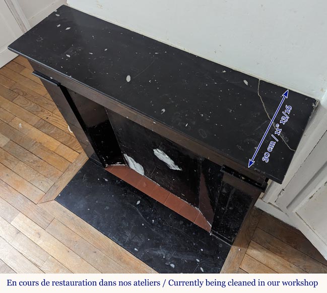 Cheminée de style Napoléon III de forme simple en marbre noir moucheté Cheminée de style Napoléon III de forme simple en marbre noir moucheté-8