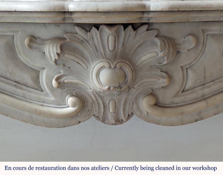 Cheminée de style Louis XV ornée d'une palmette en marbre de Carrare Cheminée de style Louis XV ornée d'une palmette en marbre de Carrare-1