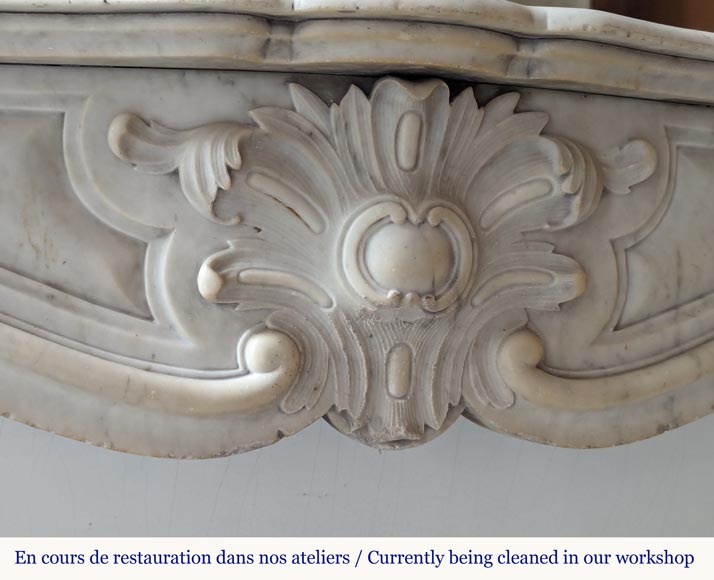 Cheminée de style Louis XV ornée d'une palmette en marbre de Carrare Cheminée de style Louis XV ornée d'une palmette en marbre de Carrare-2
