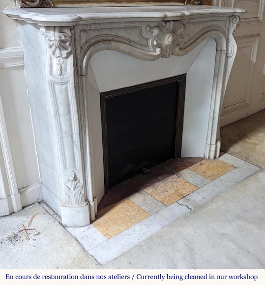 Cheminée de style Louis XV ornée d'une palmette en marbre de Carrare Cheminée de style Louis XV ornée d'une palmette en marbre de Carrare-3
