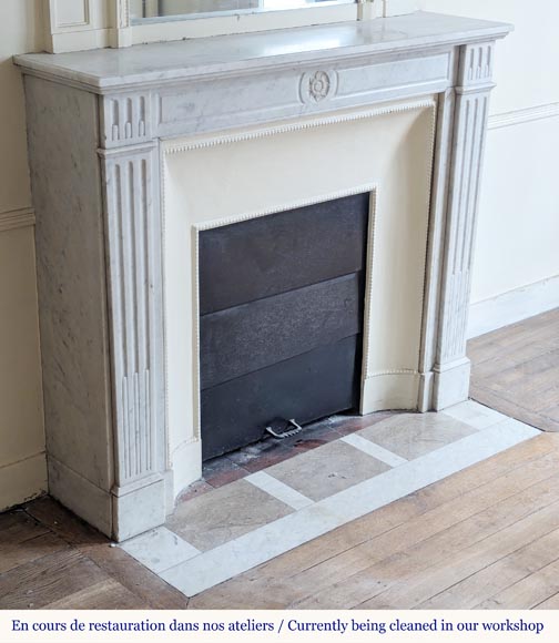 Cheminée de style Louis XVI en marbre de Carrare ornée d'une fleur de tournesol Cheminée de style Louis XVI en marbre de Carrare ornée d'une fleur de tournesol-2