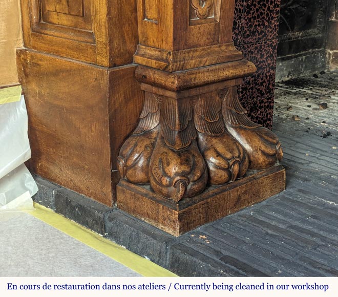 Cheminée de style Neo Renaissance sculptée en bois de noyer ornée de muffles et de pattes de lion Cheminée de style Neo Renaissance sculptée en bois de noyer ornée de muffles et de pattes de lion-8