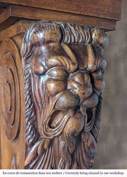 Cheminée de style Neo Renaissance sculptée en bois de noyer ornée de muffles et de pattes de lion Cheminée de style Neo Renaissance sculptée en bois de noyer ornée de muffles et de pattes de lion-11