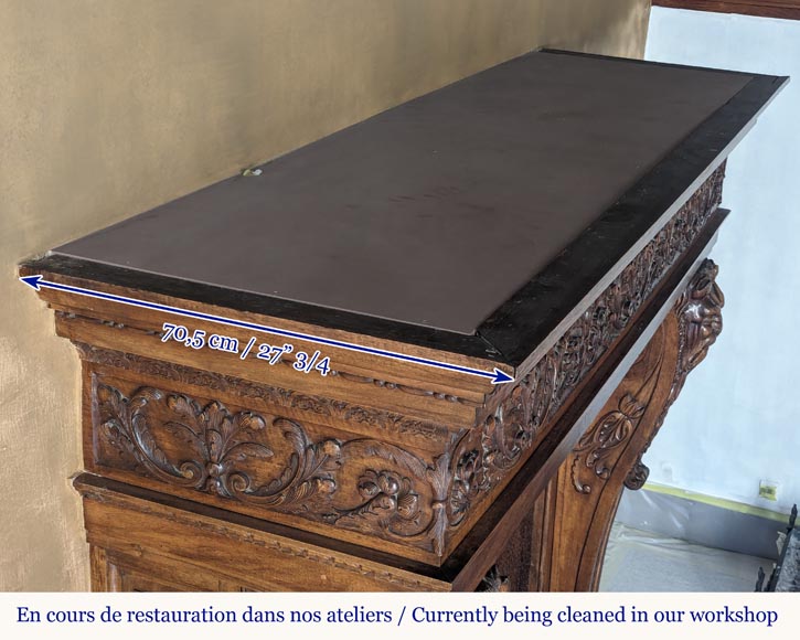 Cheminée de style Neo Renaissance sculptée en bois de noyer ornée de muffles et de pattes de lion Cheminée de style Neo Renaissance sculptée en bois de noyer ornée de muffles et de pattes de lion-13