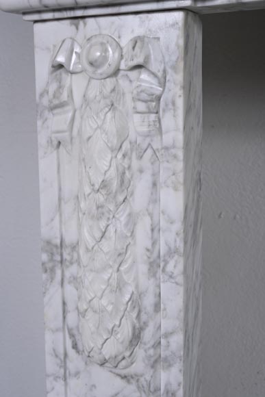 Cheminée d'époque Louis XVI ornée d'une guirlande sculptée en marbre de Carrare veiné ancien Cheminée d'époque Louis XVI ornée d'une guirlande sculptée en marbre de Carrare veiné ancien-7