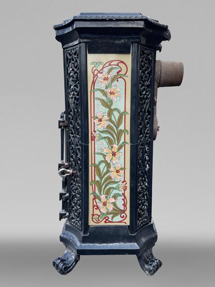 GODIN, poêle en fonte au décor de fleurs Art Nouveau, XIXe-XXe siècle GODIN, poêle en fonte au décor de fleurs Art Nouveau, XIXe-XXe siècle-0
