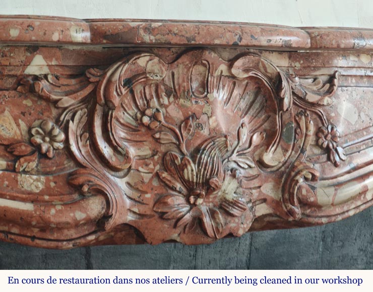 Cheminée de style Louis XV aux côtés galbés et à coquille fleurie en marbre rouge Cheminée de style Louis XV aux côtés galbés et à coquille fleurie en marbre rouge-2