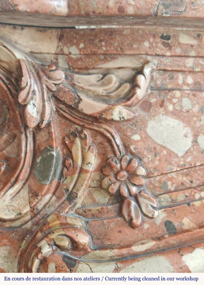 Cheminée de style Louis XV aux côtés galbés et à coquille fleurie en marbre rouge Cheminée de style Louis XV aux côtés galbés et à coquille fleurie en marbre rouge-3
