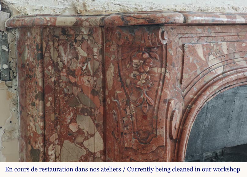 Cheminée de style Louis XV aux côtés galbés et à coquille fleurie en marbre rouge Cheminée de style Louis XV aux côtés galbés et à coquille fleurie en marbre rouge-5