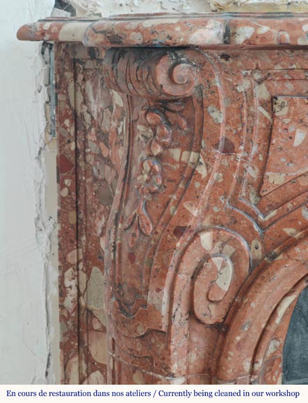 Cheminée de style Louis XV aux côtés galbés et à coquille fleurie en marbre rouge Cheminée de style Louis XV aux côtés galbés et à coquille fleurie en marbre rouge-6