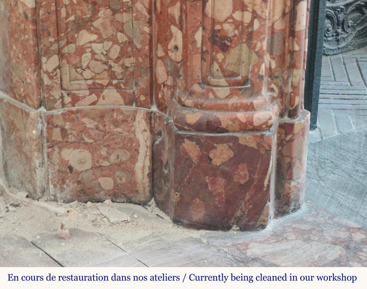 Cheminée de style Louis XV aux côtés galbés et à coquille fleurie en marbre rouge Cheminée de style Louis XV aux côtés galbés et à coquille fleurie en marbre rouge-7