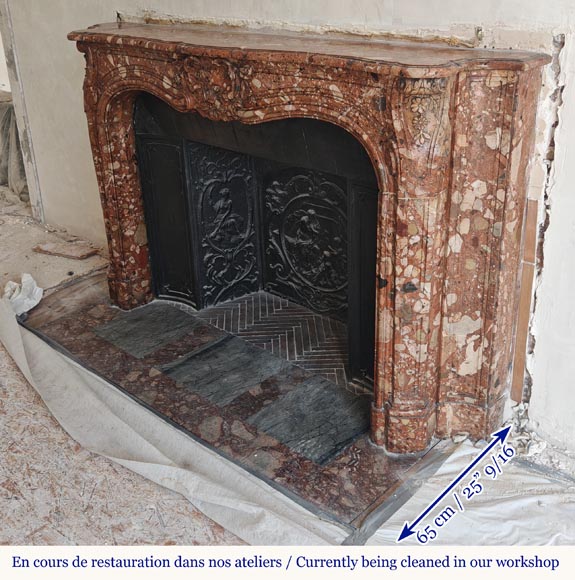 Cheminée de style Louis XV aux côtés galbés et à coquille fleurie en marbre rouge Cheminée de style Louis XV aux côtés galbés et à coquille fleurie en marbre rouge-8