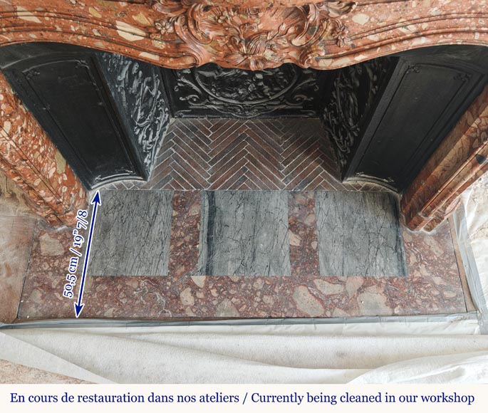 Cheminée de style Louis XV aux côtés galbés et à coquille fleurie en marbre rouge Cheminée de style Louis XV aux côtés galbés et à coquille fleurie en marbre rouge-11