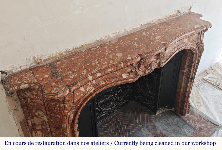 Cheminée de style Louis XV aux côtés galbés et à coquille fleurie en marbre rouge Cheminée de style Louis XV aux côtés galbés et à coquille fleurie en marbre rouge-12