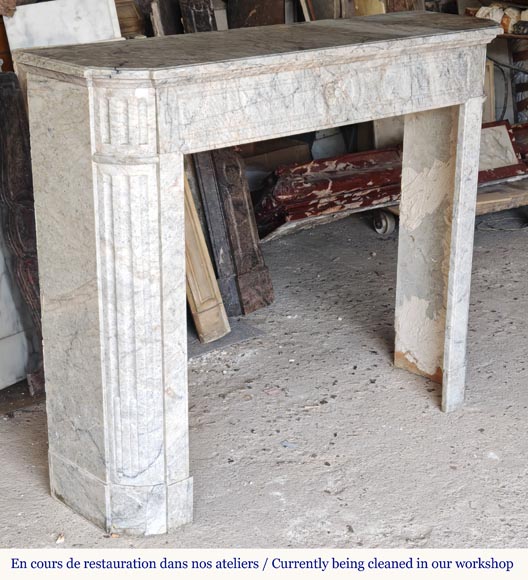 Cheminée de style Louis XVI à coins arrondis et fleur de tournesol sculptée en marbre cristalin Cheminée de style Louis XVI à coins arrondis et fleur de tournesol sculptée en marbre cristalin-2