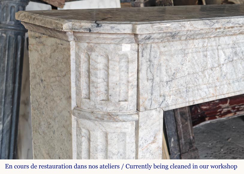 Cheminée de style Louis XVI à coins arrondis et fleur de tournesol sculptée en marbre cristalin Cheminée de style Louis XVI à coins arrondis et fleur de tournesol sculptée en marbre cristalin-3