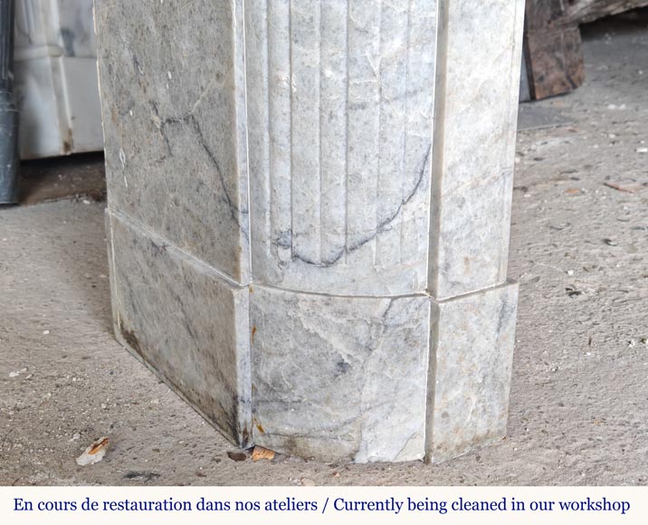 Cheminée de style Louis XVI à coins arrondis et fleur de tournesol sculptée en marbre cristalin Cheminée de style Louis XVI à coins arrondis et fleur de tournesol sculptée en marbre cristalin-4